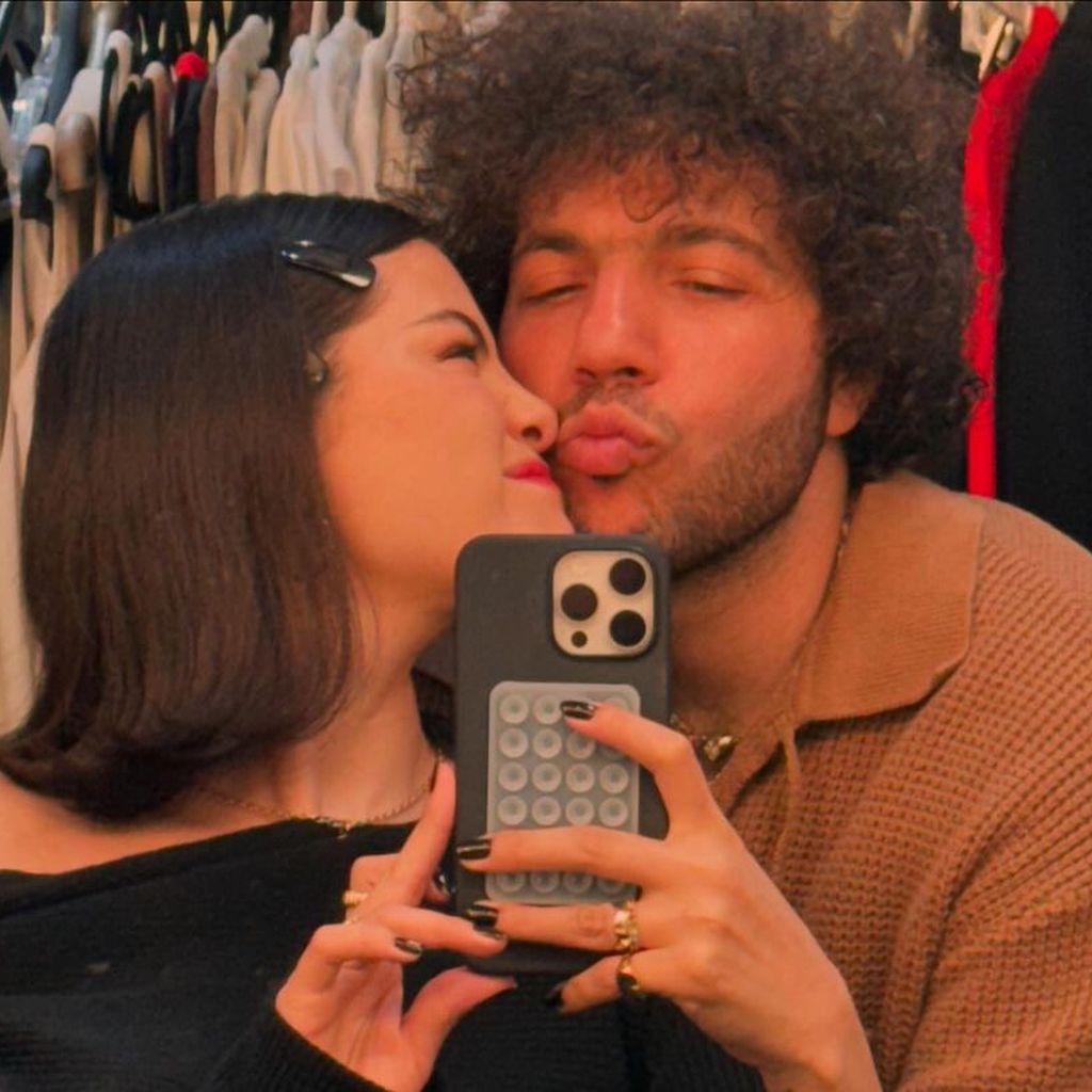 Selena Gomez und Benny Blanco kuscheln auf einem Selfie, Instagram, 2024