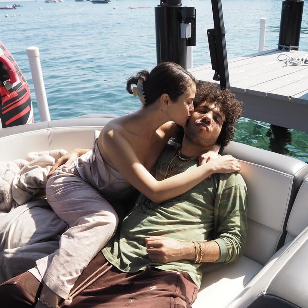 Selena Gomez und Benny Blanco kuscheln auf dem Boot