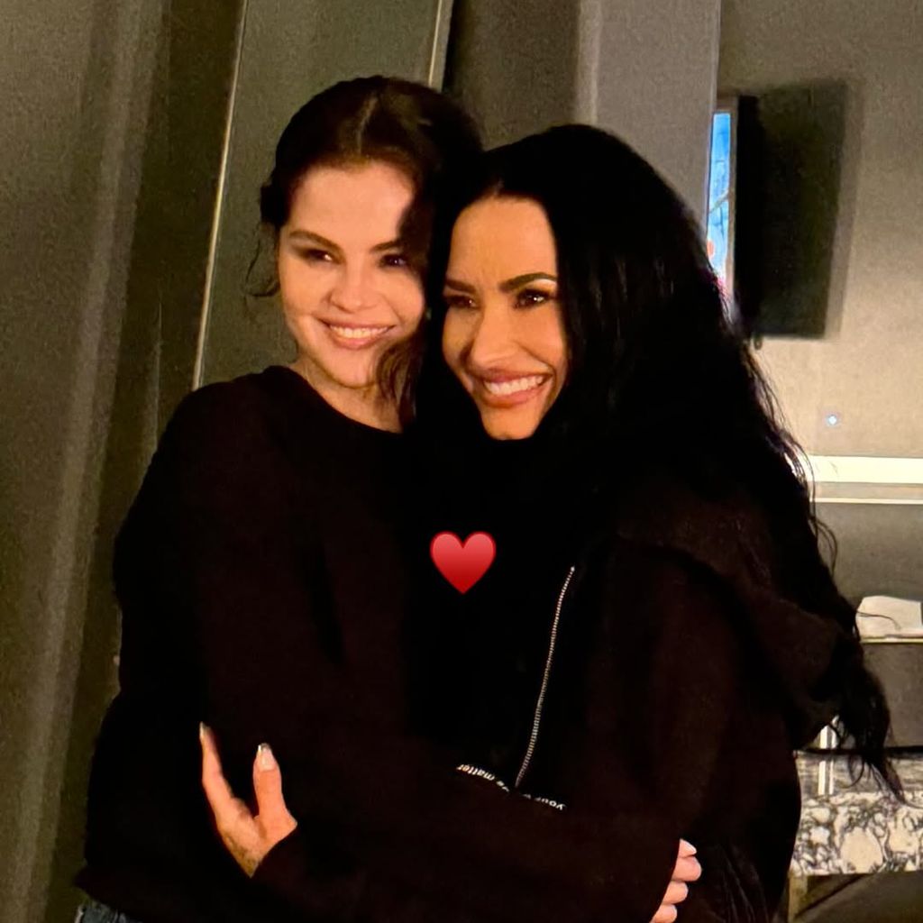 Selena Gomez und Demi Lovato Backstage beim Auftaktkonzert von Demis "It's Not That Deep"-Tour 2026