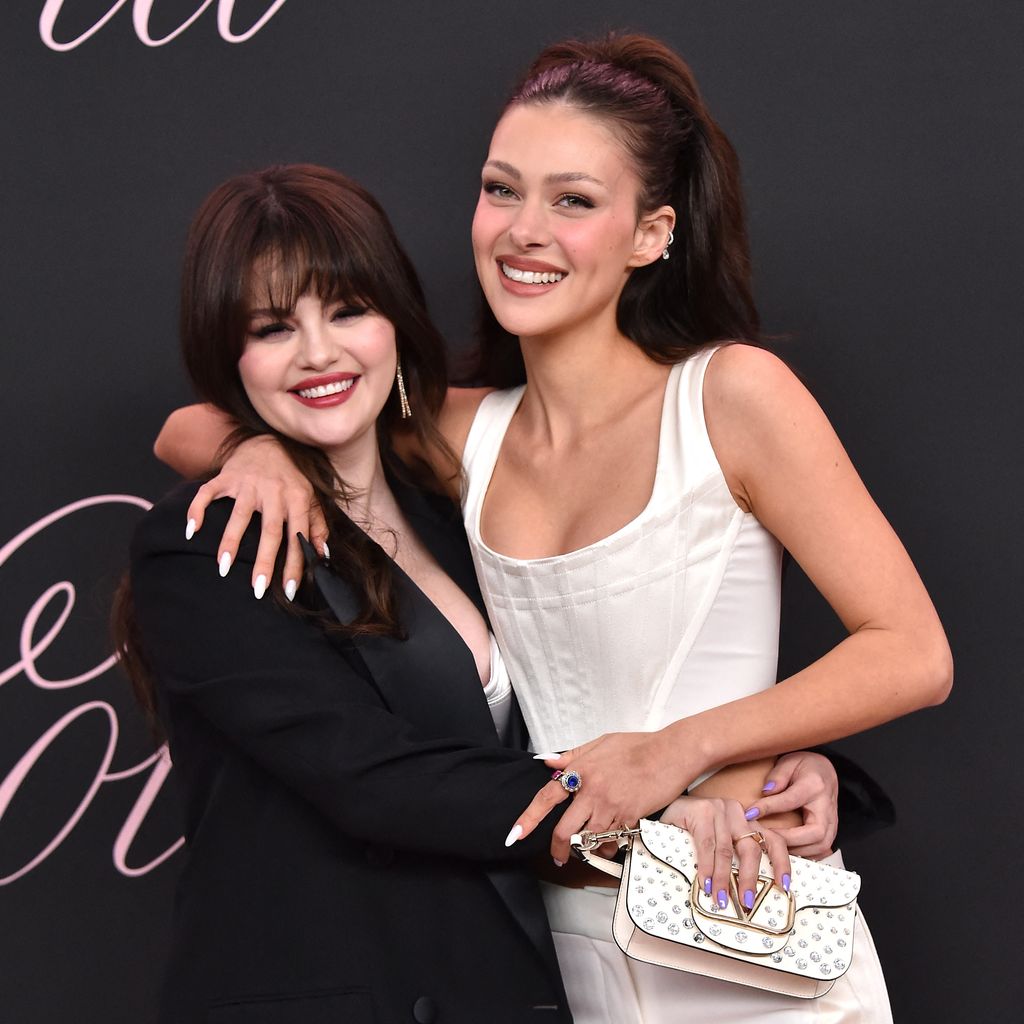 Selena Gomez und Nicola Peltz-Beckham bei der Premiere von "Lola" im Februar 2024