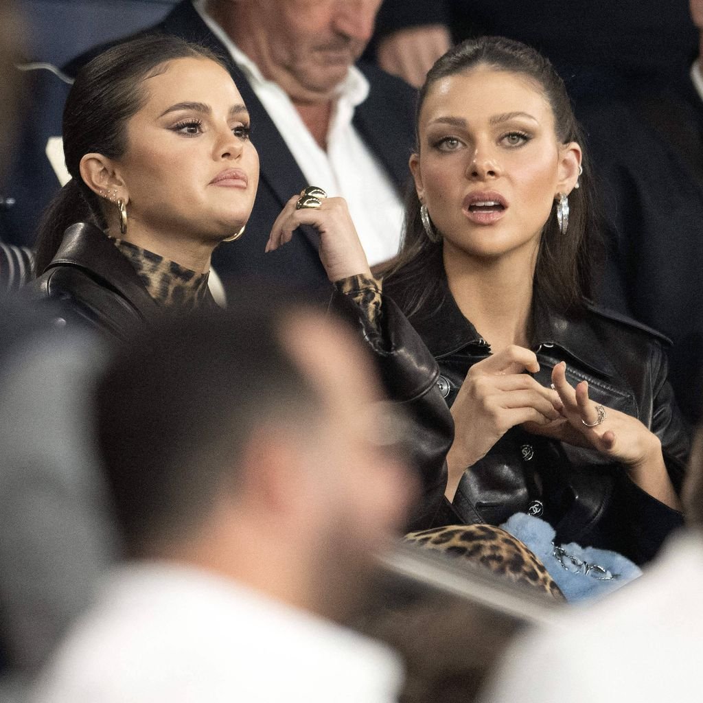 Selena Gomez und Nicola Peltz-Beckham im September 2023 in Paris