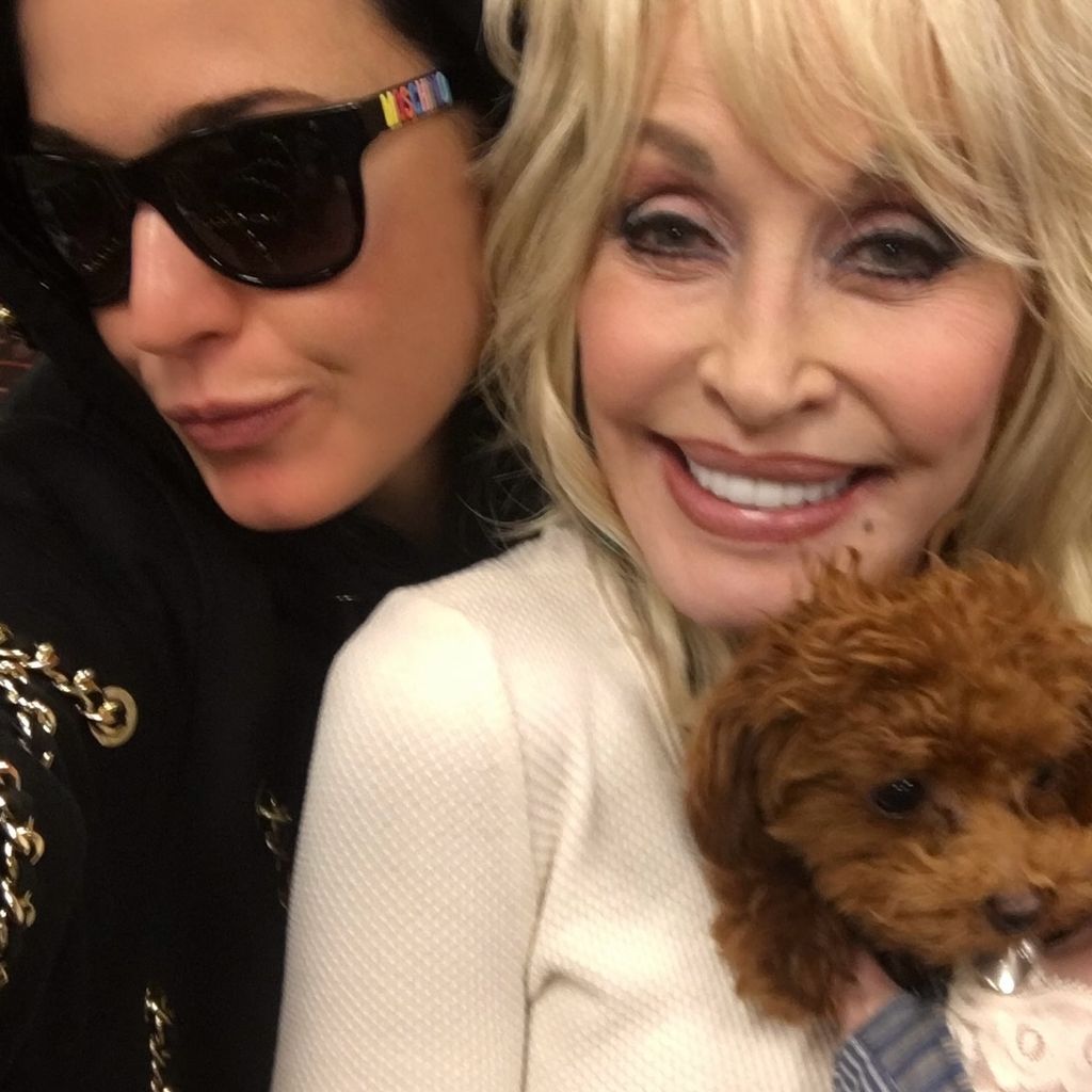 Sängerinnen Katy Perry und Dolly Parton.