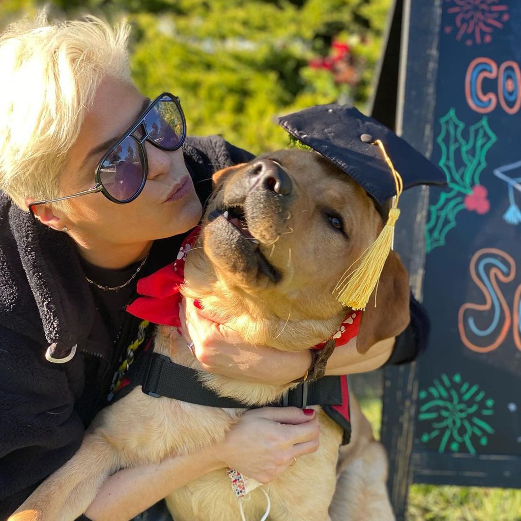 Selma Blair und ihr Assistenzhund Scout im Dezember 2021