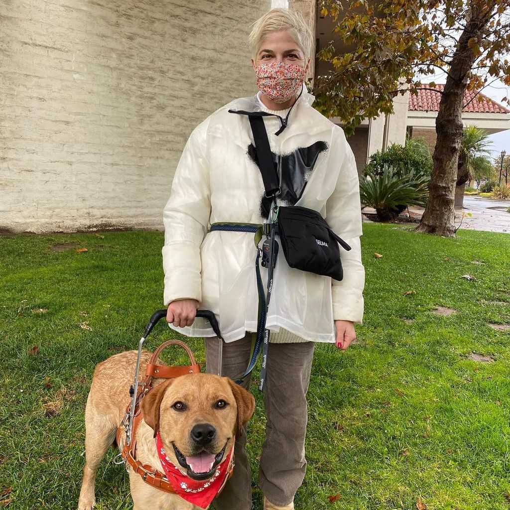 Selma Blair mit ihrem Assistenzhund Scout