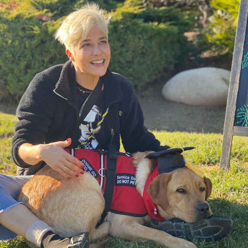 Selma Blair mit ihrem Assistenzhund Scout, 2021