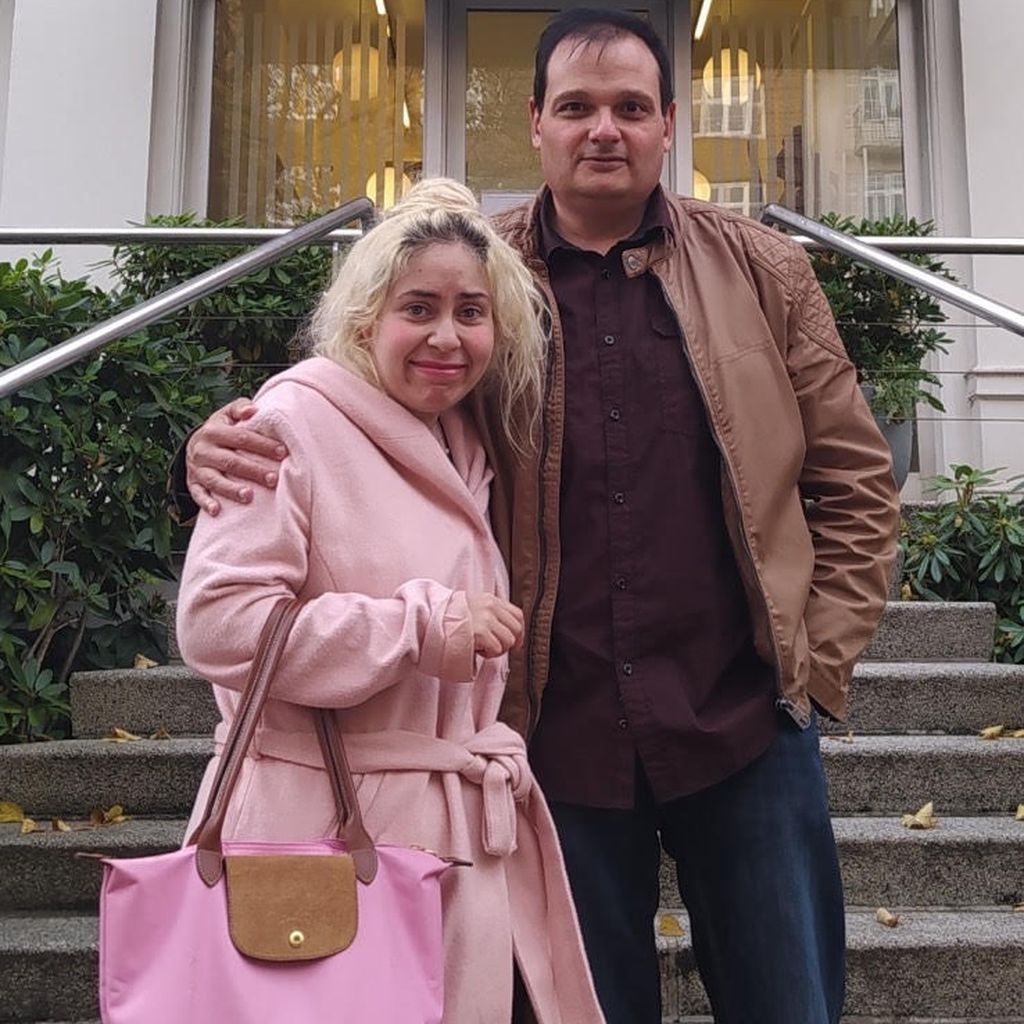 Selma und ihr guter Freund Micha vor einer Schönheitsklinik in Hamburg