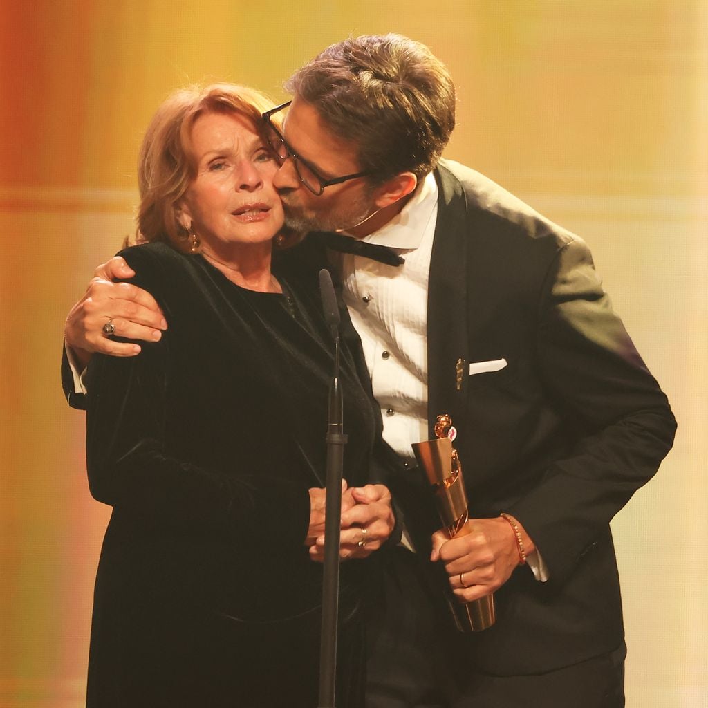 Senta Berger nimmt den Lola als Beste Schauspielerin entgegen, Simon Verhoeven überreicht ihr die Auszeichnung in Berlin