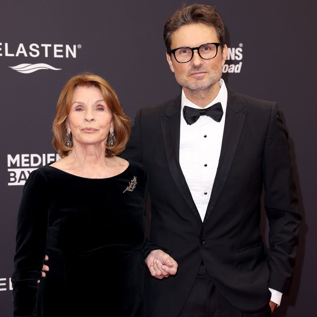 Senta Berger und ihr Sohn Simon Verhoeven, November 2023