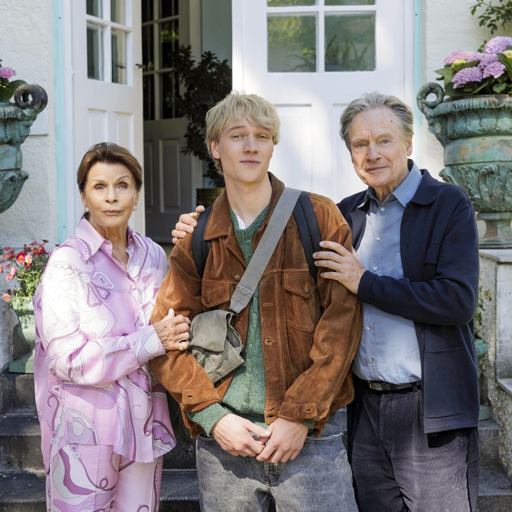 Senta Berger und Michael Wittenborn mit ihrem Film-Enkel in "Ach, diese Lücke, diese entsetzliche Lücke", 2026