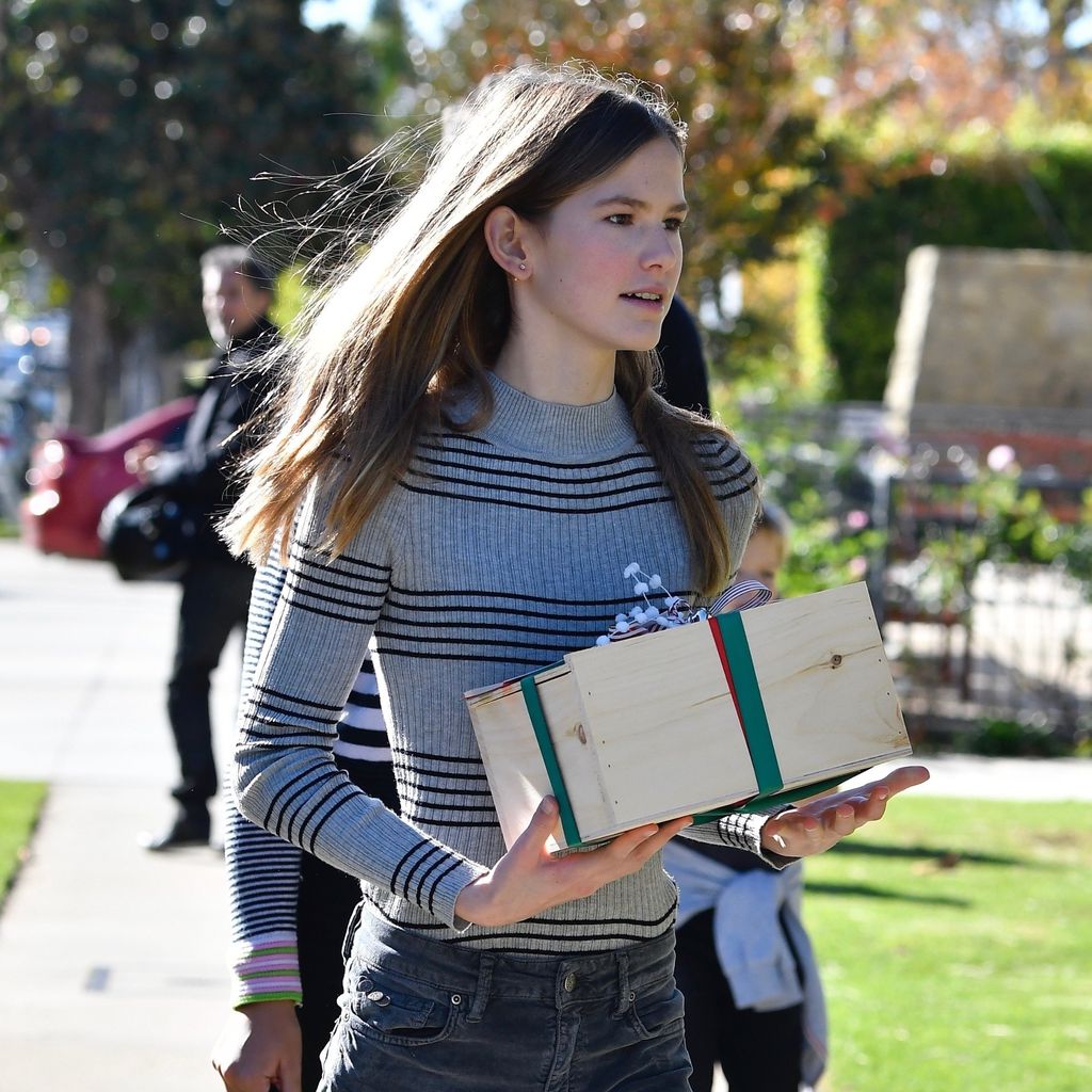 Seraphina Affleck mit einem Geschenk