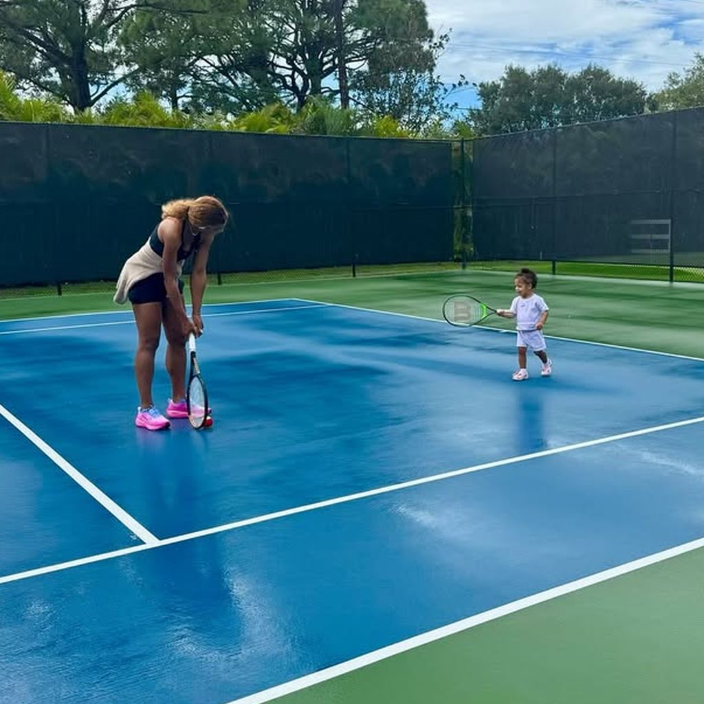 Tennisikone Serena Williams beim ersten Tennisspiel mit Tochter Adira, November 2025