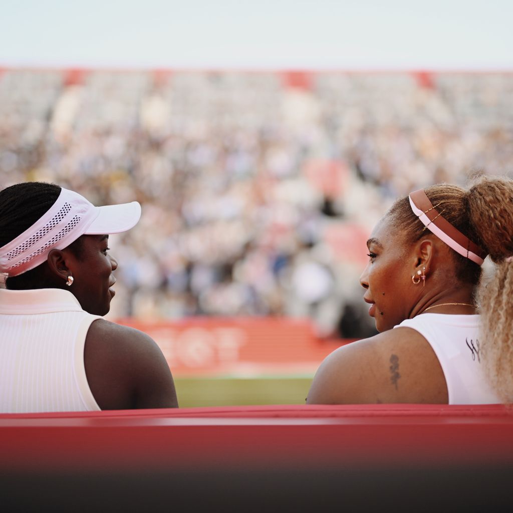 Victoria Mboko und Serena Williams besprechen sich bei den HSBC Championships