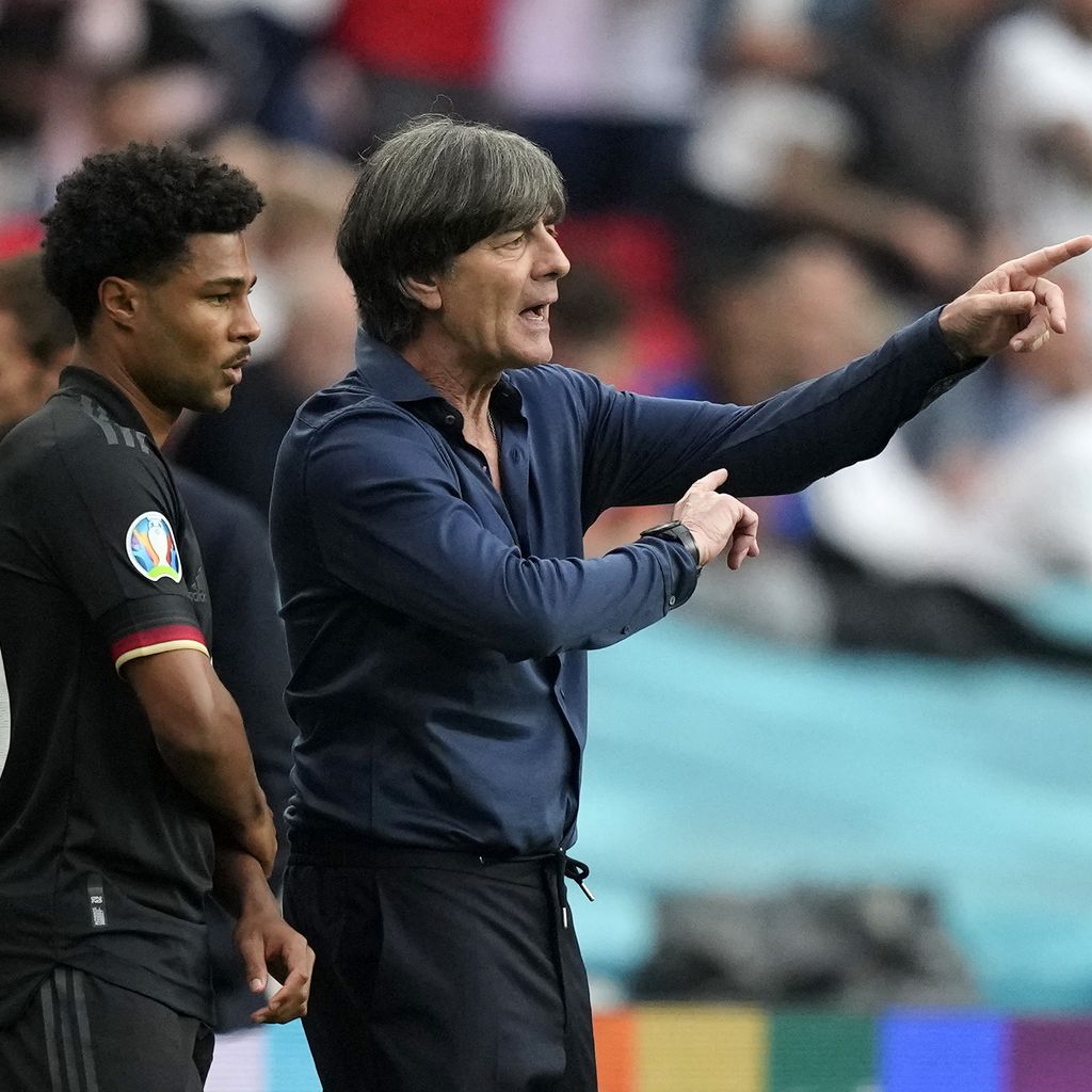 Serge Gnabry und Jogi Löw beim EM-Spiel von England gegen Deutschland
