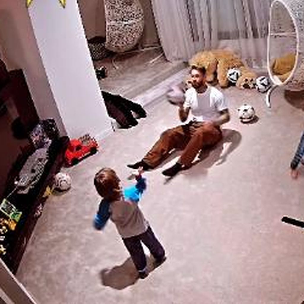Sergio Ramos spielt mit seinen Kindern Fußball