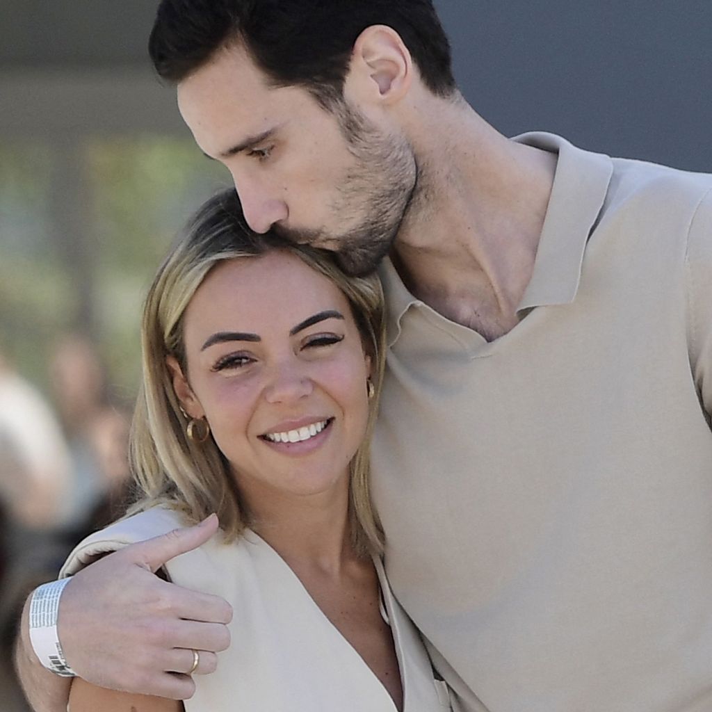 Sergio Rico und seine Partnerin Alba Silva, August 2023