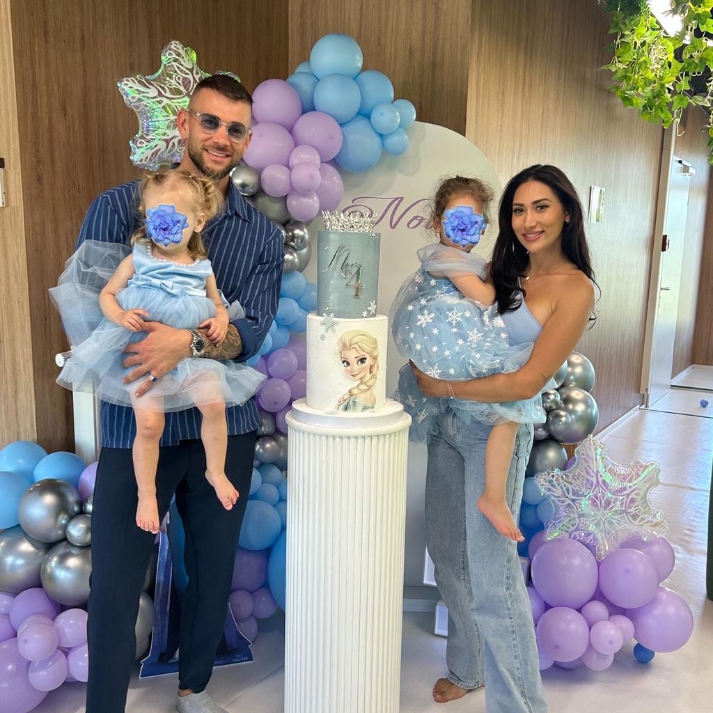 Serkan und Samira Yavuz mit ihren Töchtern Nova und Valea