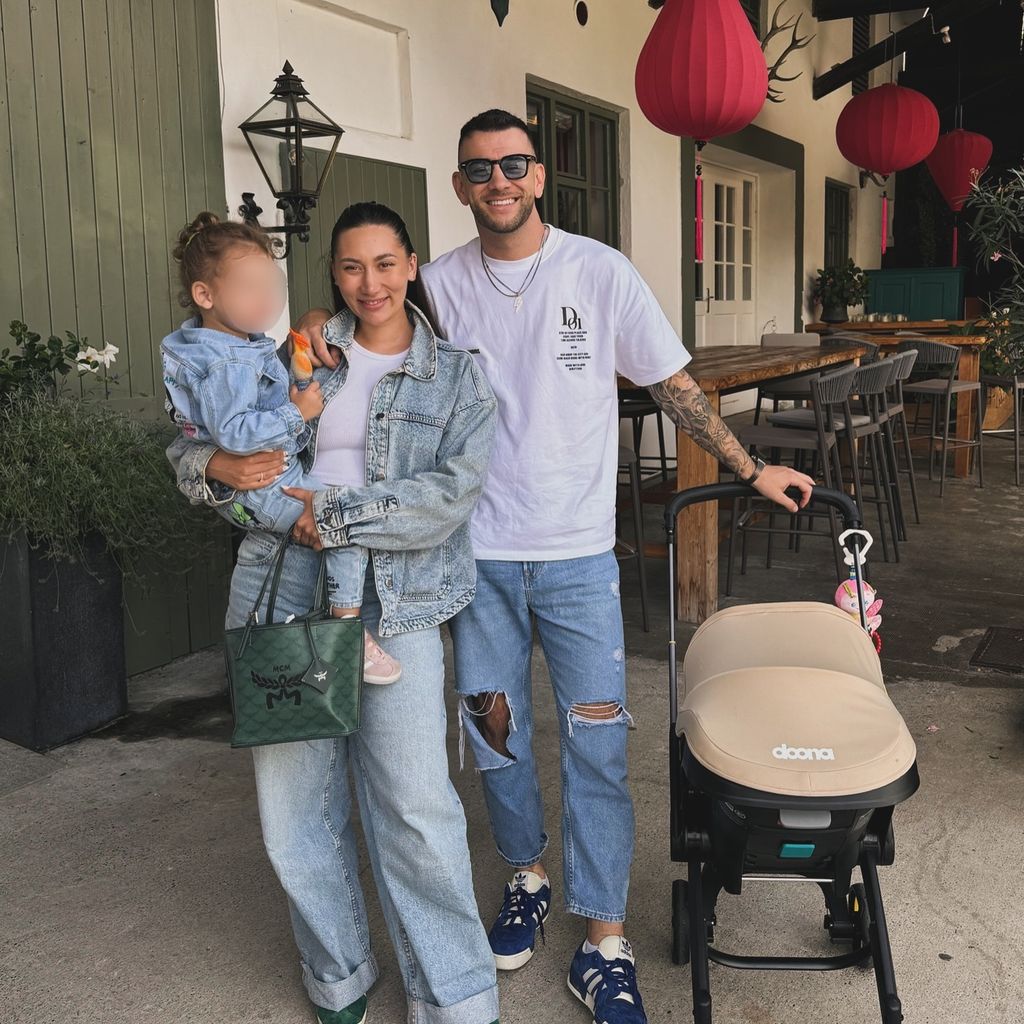Serkan und Samira Yavuz und ihre zwei Töchter im August 2024