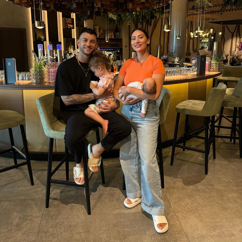 Serkan und Samira Yavuz mit ihren zwei Töchtern im Juni 2024