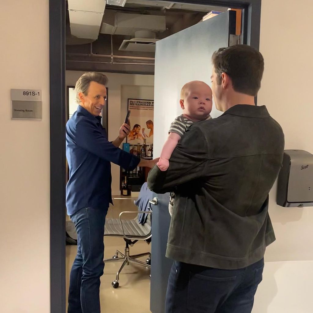 Seth Meyers und John Mulaney mit Sohn Malcolm am Set von "Saturday Night Live"