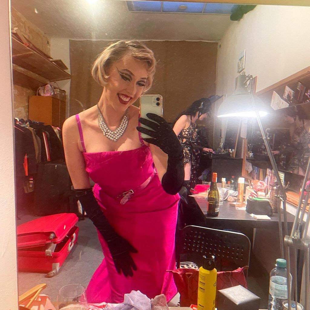 Setty Mois in ihrem Burlesque-Show-Outfit
