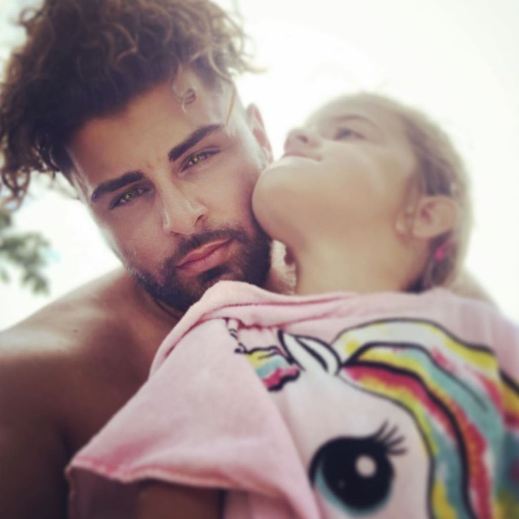 Severino Seeger mit Tochter Mia im Schwimmbad
