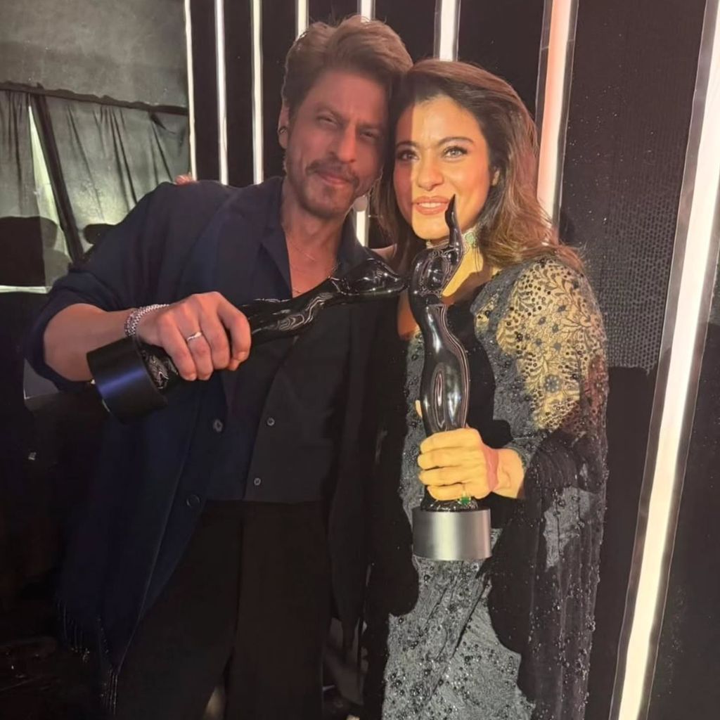 Shah Rukh Khan und Kajol bei den Filmfare Awards 2025