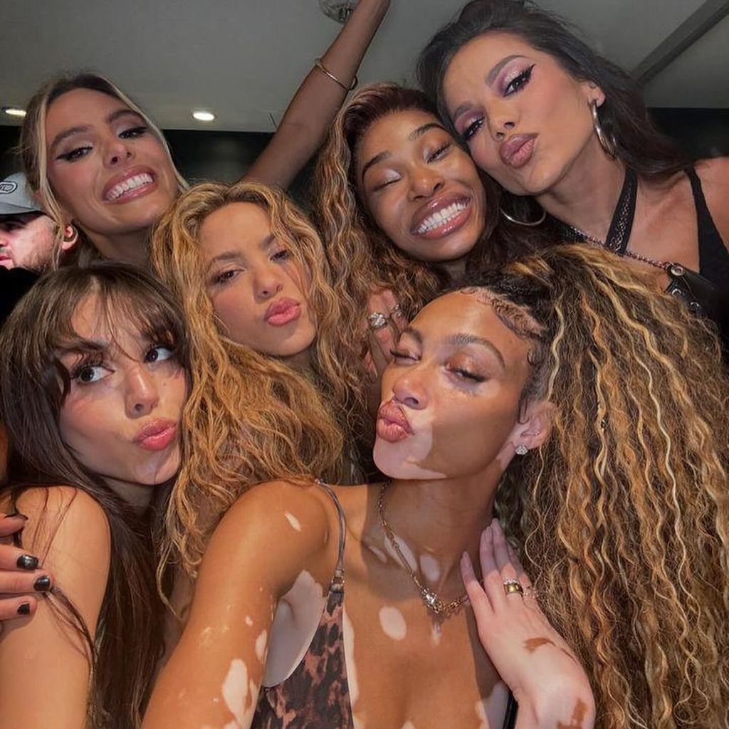 Shakira mit Danna Paola, Lele Pons, Winnie Harlow, Anitta und Co., September 2024
