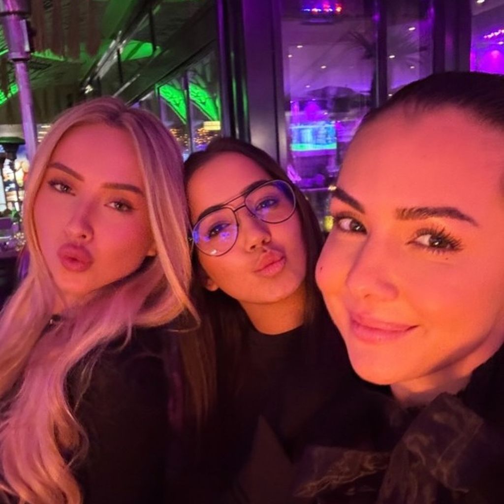 Shania Geiss, eine Freundin und Katharina Eisenblut