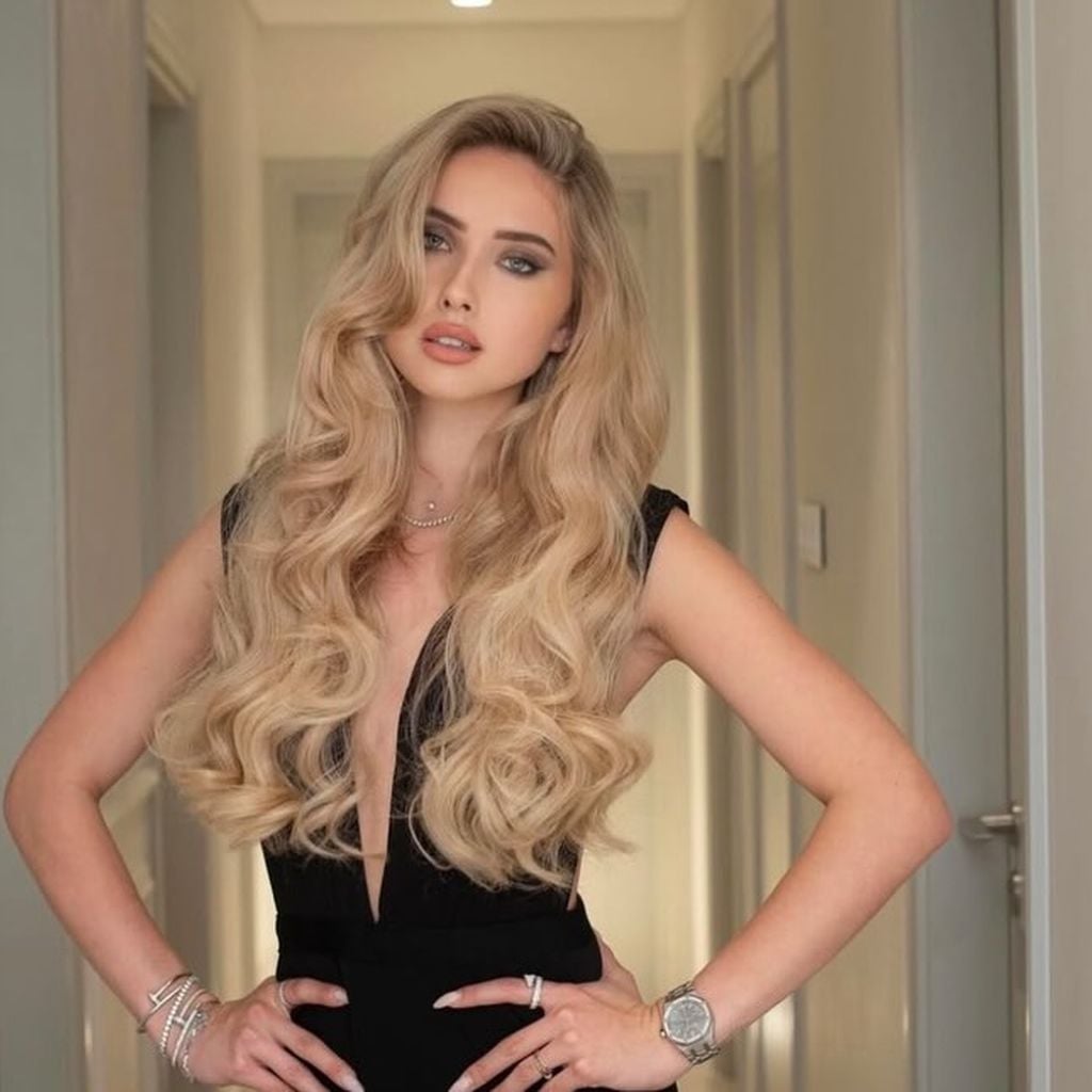 Shania Geiss posiert