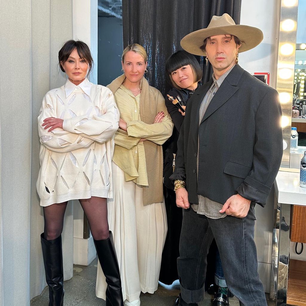 Shannen Doherty (l.) mit ihrem Make-up-Team im November 2023