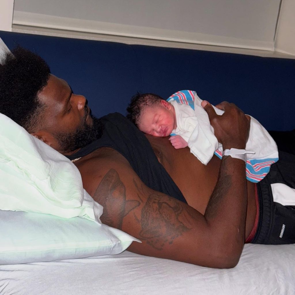 Shaquil Barrett mit seiner neu geborenen Tochter Amaiah, Juni 2025