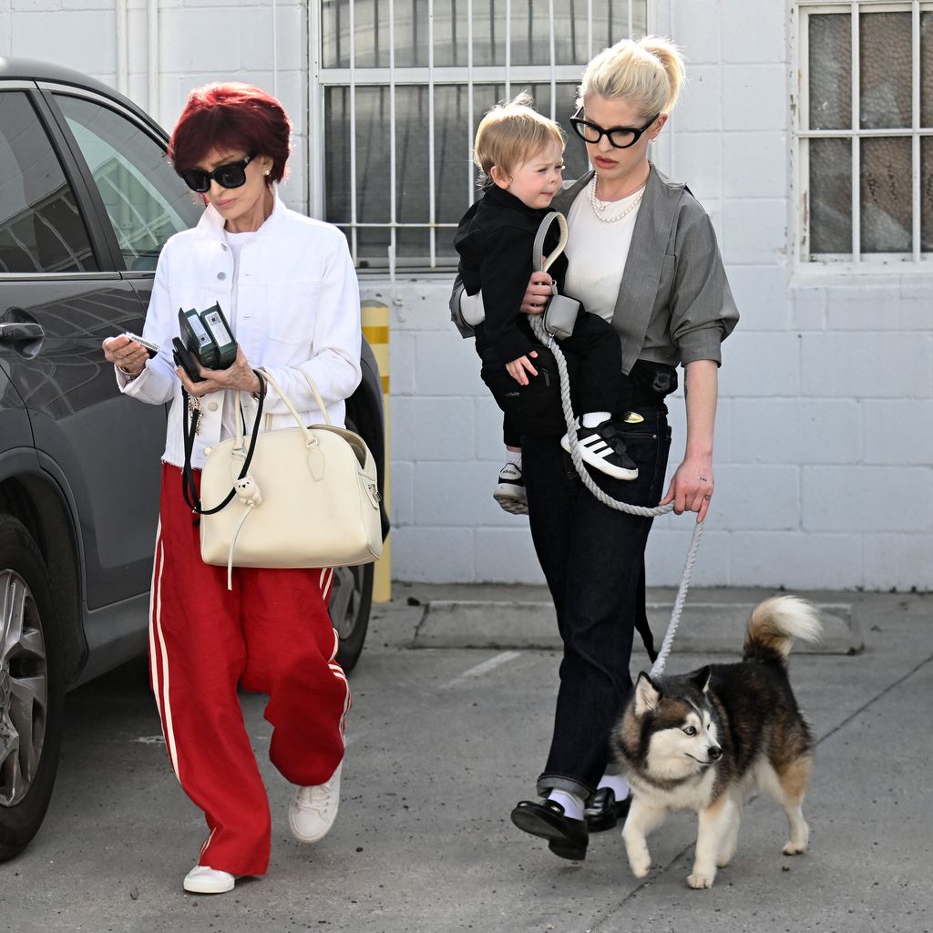 Sharon und ihre Tochter Kelly Osbourne im April 2025