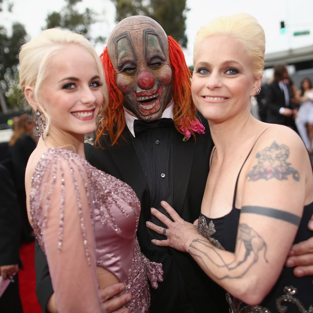Shawn "Clown" Crahan (mitte) mit seiner Tochter Gabrielle (links) und Ehefrau Chantel (rechts)