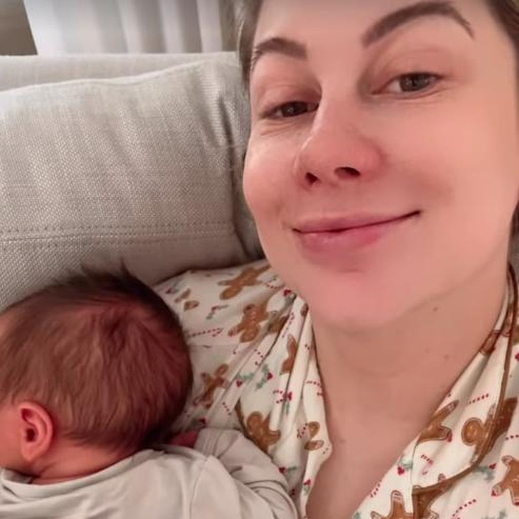 Shawn Johnson East mit ihrem Sohn Barrett Madison, Dezember 2023