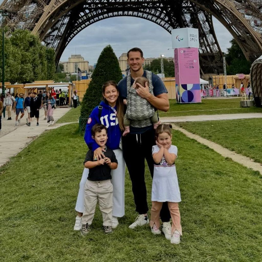 Shawn Johnson mit ihrem Mann Andrew und ihren drei Kindern, Sommer 2024 in Paris