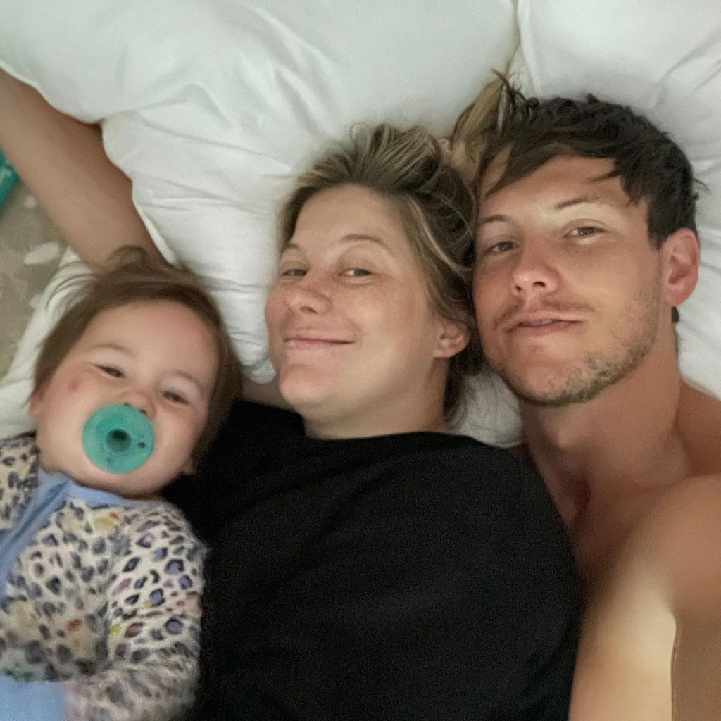 Shawn Johnson und Andrew East mit ihrer Tochter