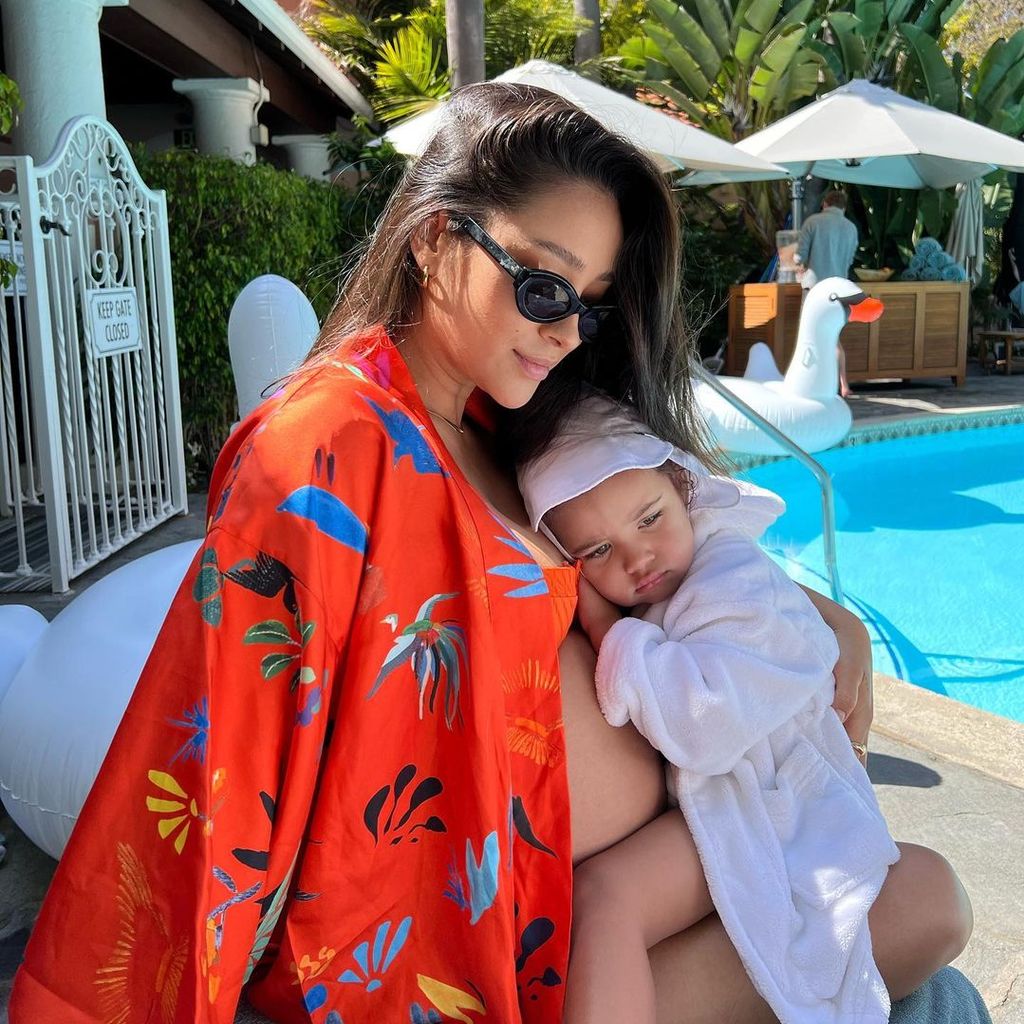 Shay Mitchell mit ihrer Tochter Atlas
