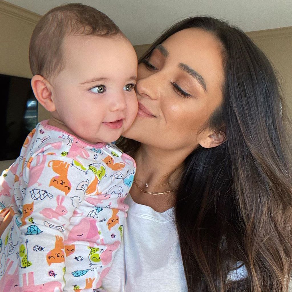 Shay Mitchell mit ihrer Tochter Atlas