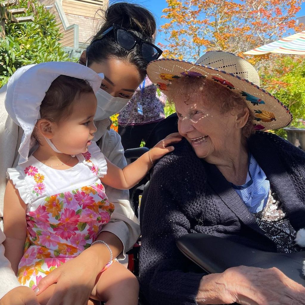 Shay Mitchell mit ihrer Tochter Atlas und ihrer Oma
