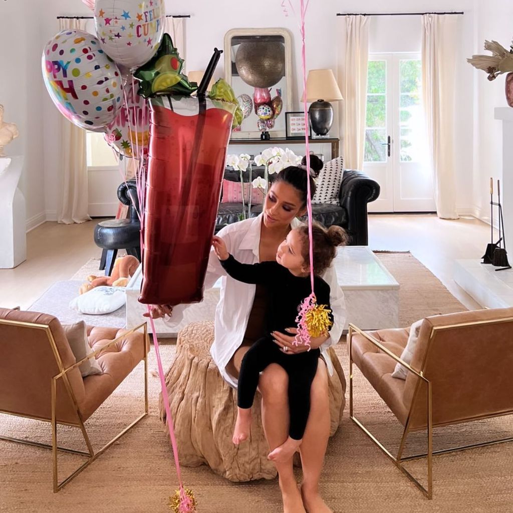 Shay Mitchell mit ihrer Tochter Atlas