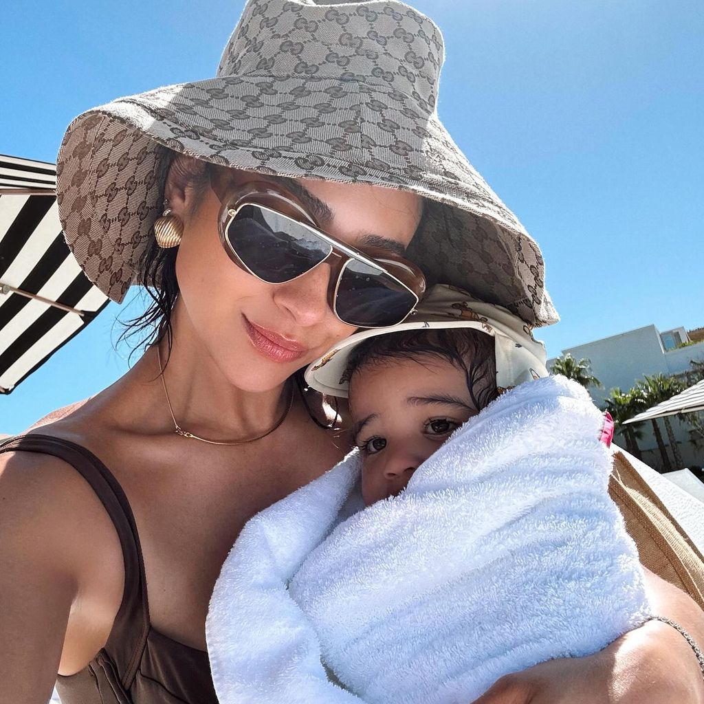 Schauspielerin Shay Mitchell mit ihrem Kind