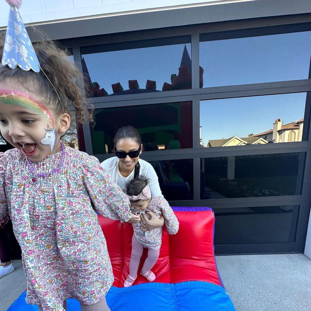 Shay Mitchell mit ihren Töchtern