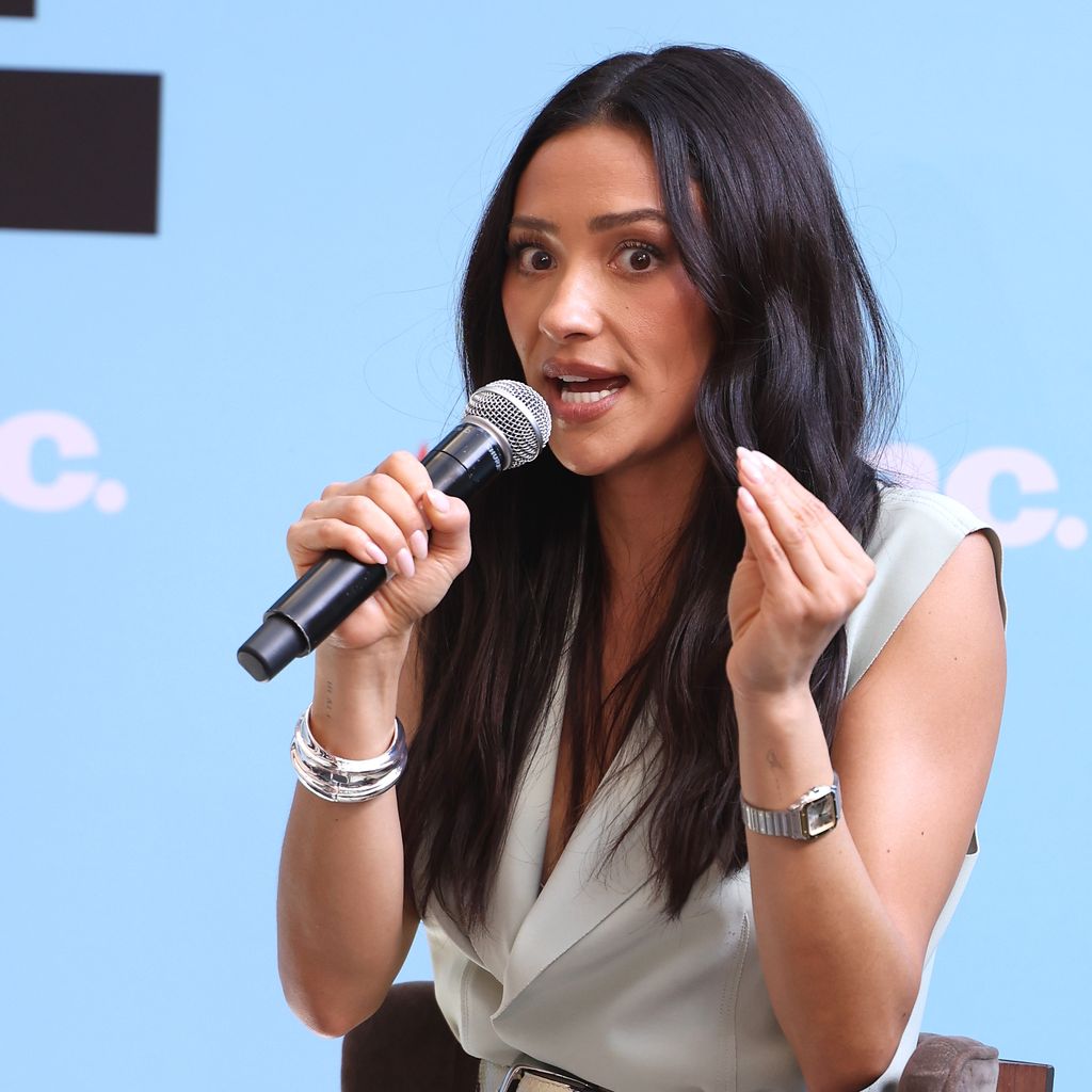 Shay Mitchell spricht beim Inc. Founders House über Béis in Austin, Texas