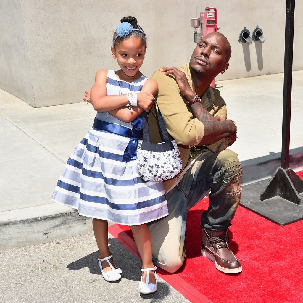 Shayla Somer Gibson und Tyrese Gibson vor der "Fast & Furious"-Attraktion in den "Universal Studios"