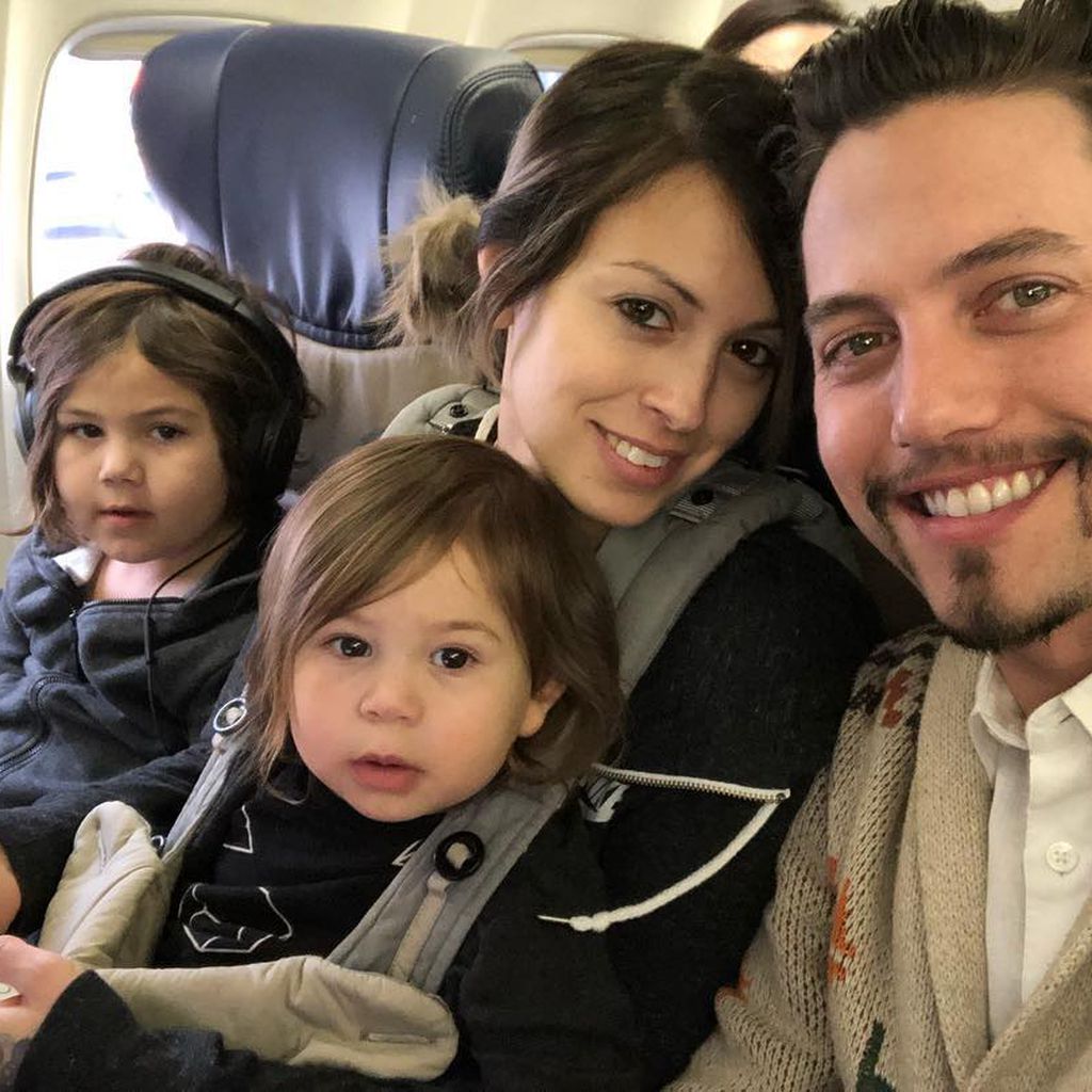 Sheila Hafsadi und Jackson Rathbone mit ihren beiden Kindern