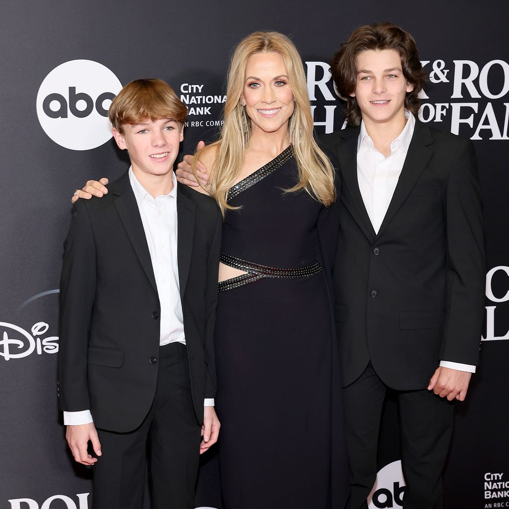 Sheryl Crow mit ihren Söhnen Levi und Wyatt bei der Rock & Roll Hall of Fame Einführungsfeier 2023