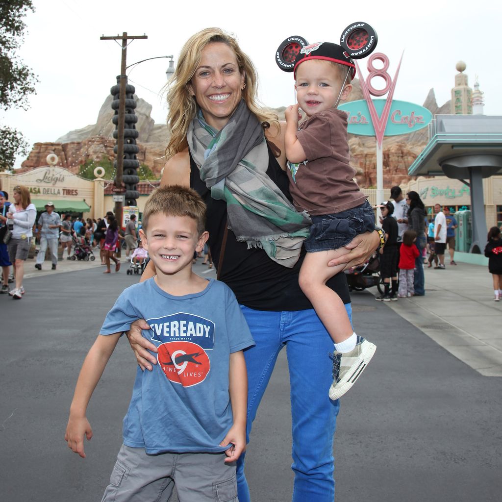 Sheryl Crow mit ihren Kindern Levi und Wyatt im Disneyland Kalifornien