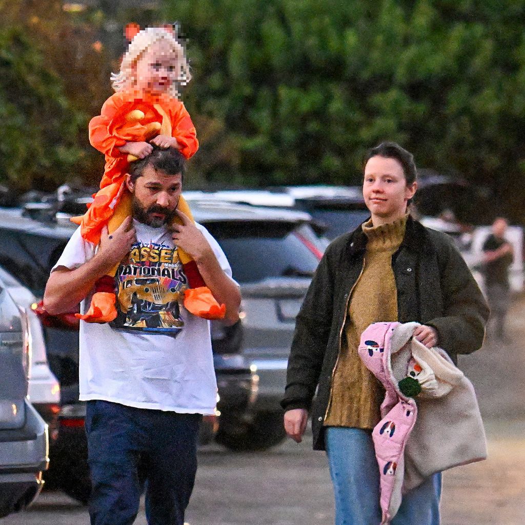 Shia LaBeouf, Mia Goth und ihre gemeinsame Tochter Isabel im Oktober 2024