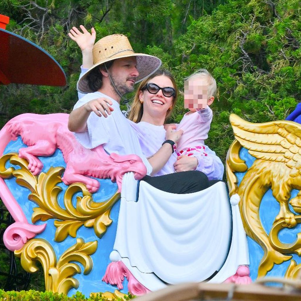 Shia LaBeouf und Mia Goth mit ihrer Tochter Isabel im Disneyland im März 2023