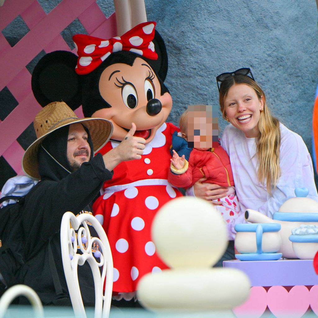 Shia LaBeouf und Mia Goth mit ihrer Tochter Isabel im Disneyland im März 2023